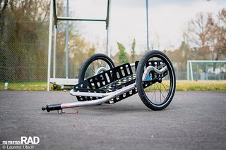 Der Veolo Cargo Lastenanhänger kommt mit innovativem Design, durchdachten Features und satten 80 kg maximaler Zuladung. Der Veolo Cargo Lastenanhänger kommt mit innovativem Design, durchdachten Features und satten 80 kg maximaler Zuladung.
