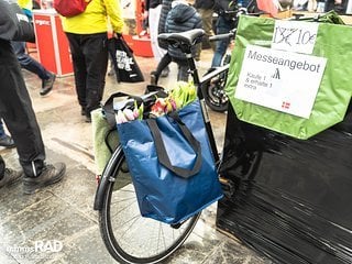 Cobags machen Einkaufstaschen aus recyceltem Plastik für die Montage am Gepäckträger.