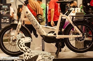 Das in Zusammenarbeit mit der Hamburger Illustratorin Amrei Fiedler designte Lastenrad ist der Blickfang am Stand. Die Künstlerlin soll zudem am Samstag persönlich zu gegen. Das in Zusammenarbeit mit der Hamburger Illustratorin Amrei Fiedler designte Lastenrad ist der Blickfang am Stand. Die Künstlerlin soll zudem am Samstag persönlich zu gegen.