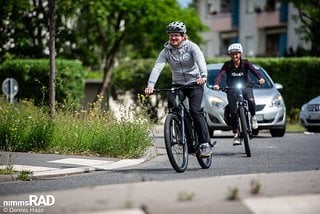 Wir haben der Usability der Bikes vor allem in alltäglichen Situationen, etwa mit Taschen beladen im Straßenverkehr oder auf dem Radweg auf den Zahn gefühlt.