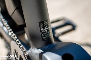 Stark: Eine maximale Zuladung für das 33,5 kg leichte Lastenrad von insgesamt 80 kg auf den Gepäckträgern kann sich sehen lassen. Stark: Eine maximale Zuladung für das 33,5 kg leichte Lastenrad von insgesamt 80 kg auf den Gepäckträgern kann sich sehen lassen.