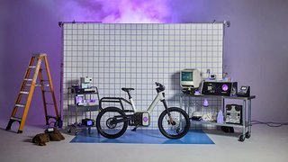 Das Rivian Also TM-B soll vollgefedertes Fahrwerk, modulare Rahmenarchitektur und Generator-Antrieb kombinieren – Marktstart in den USA ab Frühjahr 2026.