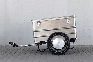 Der Paxxter e von Roland ist mit zwei 125 W-Nabenmotoren und einem 180 Wh-Akku ausgestattet, in zwei Größen erhältlich und beginnt preislich bei 3.299,90 €.