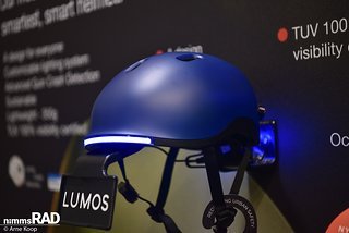 Mit dem Nyxel Nova präsentiert Lumos eine Helmneuheit auf der Eurobike – der Fahrradhelm setzt auf integrierte Front- und Rücklichter und soll ab 160 € zu haben sein. Mit dem Nyxel Nova präsentiert Lumos eine Helmneuheit auf der Eurobike – der Fahrradhelm setzt auf integrierte Front- und Rücklichter und soll ab 160 € zu haben sein.