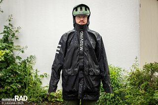 Die Medvind Sweden 2nd Gen Allweather Fahrradjacke kommt in skandinavisch-schlichtem Design und diversen praktischen Features – UVP: 249 €. Die Medvind Sweden 2nd Gen Allweather Fahrradjacke kommt in skandinavisch-schlichtem Design und diversen praktischen Features – UVP: 249 €.
