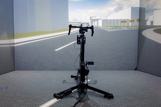 Im Fahrradsimulator der TU München erleben Teilnehmende realitätsnahe Verkehrssituationen – und liefern dabei wichtige Daten für die Forschung. Im Fahrradsimulator der TU München erleben Teilnehmende realitätsnahe Verkehrssituationen – und liefern dabei wichtige Daten für die Forschung.