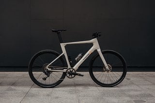 Der neue Commuter:ON CF 9 LTD ist das leichteste E-Bike im Canyon-Aufgebot und kommt mit Fazua Ride 60 und Carbonrahmen.