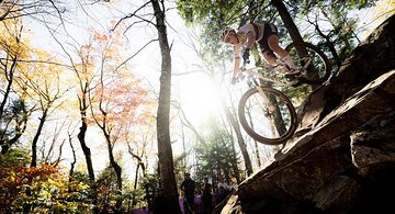 Artikelbild: XC World Cup 2025 – Mont-Sainte-Anne: Fallen Leaves – die XC-Fotostory powered by Scott
