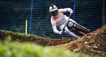 Artikelbild: Downhill World Cup 2025 – Bielsko Biala: Pole-Dance – Fotostory vom Training