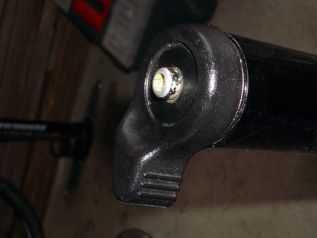 19Lockoutschraube.JPG