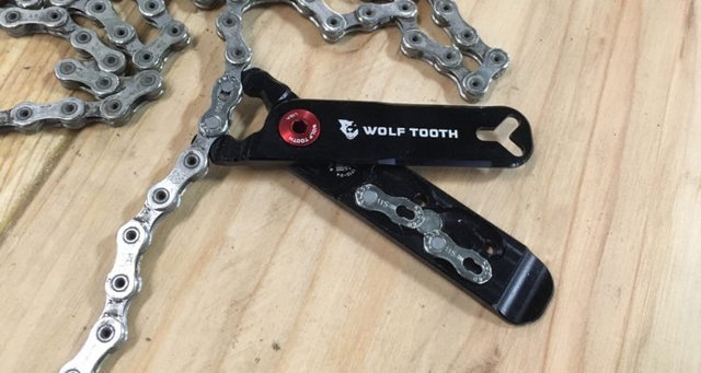 Wolf-Tooth-Master-Link-Combo-Pliers-750x400.jpg