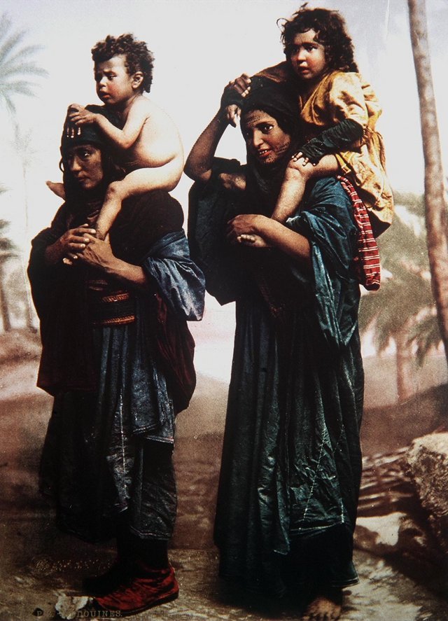 beduin_mothers_carrying_their_children_on_their_shoulders-jpg.514343