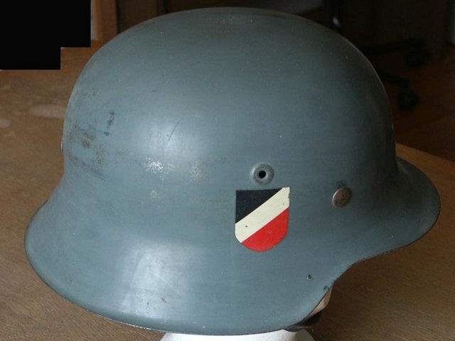 Stahlhelm-rechts.jpg