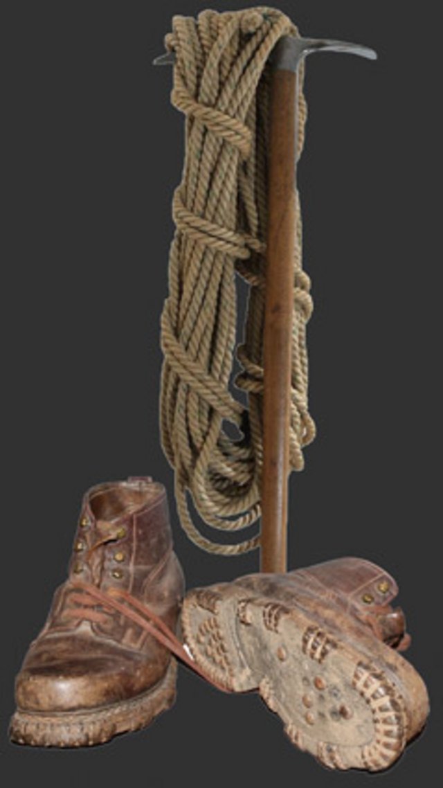 Pickel-und-Schuhe_grau_LR.jpg