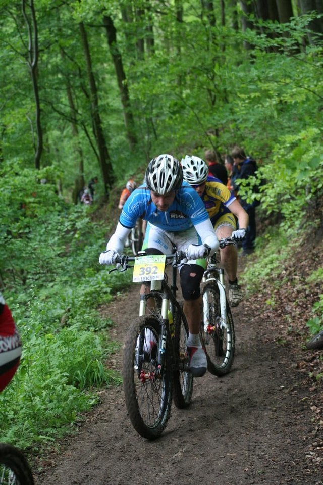 frau fliegt beim fahrrad fahren der rock hoch