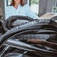 Im neuen Recycling-System von Schwalbe bringen Kundinnen und Kunden alte Reifen zum teilnehmenden Händler ...