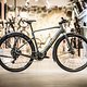 Das Cube Nulane Hybrid basiert auf dem Nuroad Hybrid E-Gravelbike und ist ein Race orientiertes Commuter-E-Bike mit leichtem Carbonrahmen und kompaktem Bosch SX Motor.