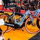 Ebenfalls kultig kamen diese Porsche E-Bikes im Gulf-Look daher.