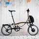 Die Brompton Electric P Line Explore 12-Gang kommt mit einer Übersetzungsbandbreite von 402 %, einem Titanhinterbau und einem Frontmotor.