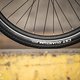 Der CST Reifen ist speziell für E-Bikes und kommt mit einer dicken Gummischicht, um eine hohe Pannensicherheit zu garantieren.