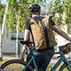 Praktischer Begleiter auf und abseits des Bikes: Der geräumige Messenger Backpack von Capsuled bietet genügend Platz für all das, was nicht mehr in die Rahmentaschen passt.